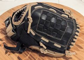 Ts1050sdy Adidas 889751081885 Youth 10.5 Inch Baseball Glove Easy Close Right Hand Throw Ts1050sdy Adidas 889751081885 Youth 10.5 Inch Baseball Glove Easy Close Right Hand Throw