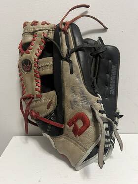 Demarini 883813913480 Vgc Insane Dedication Sb/bb 12.5 Inch Rht Leather Glove Taupe/red/black