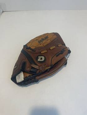 A800-sg135 Demarini Helix Thick And Heavy 13.5 Inch Softball Glove Right Hand Throw A800-sg135 Demarini Helix Thick And Heavy 13.5 Inch Softball Glove Right Hand Throw
