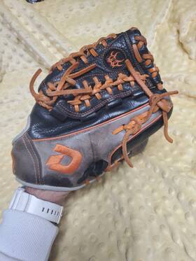 Wta08rb16di1175 Demarini Insane 11 3/4 Inch Baseball / Softball Glove Mitt Leather Right Rht Vg Wta08rb16di1175 Demarini Insane 11 3/4 Inch Baseball / Softball Glove Mitt Leather Right Rht Vg