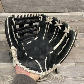 Fe1100 Easton 628412318904 Youth Future Elite Rht Glove 11 Inch Cowhide Lace Black And White Fe1100 Easton 628412318904 Youth Future Elite Rht Glove 11 Inch Cowhide Lace Black And White