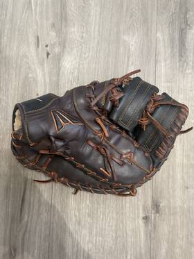 A130815rht Easton Flagship Series 1b Glove Rht A130815rht Easton Flagship Series 1b Glove Rht