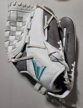 Fmfp125 Easton Fundamental Series 12.5 Inch Fastpitch Softball Glove Rht Gry/wht