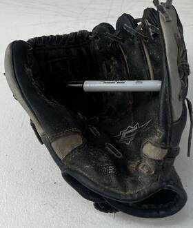 Gkp95 Easton 9.5 Inch Youth Baseball Glove Rht Grey And Black Adjustable Strap
