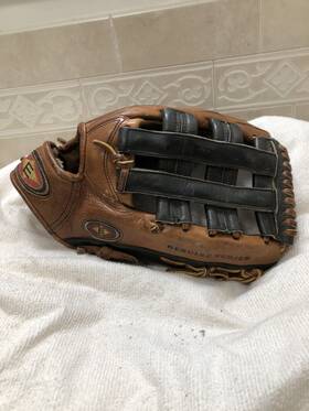 Gs80 Easton Boys High School Level 12.75 Inch Baseball Outfielders Glove Right Hand Throw Gs80 Easton Boys High School Level 12.75 Inch Baseball Outfielders Glove Right Hand Throw