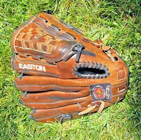 Nat71 Easton 12.75 Leather Glove Usa Broken In Natural Series Rht Finger Hole Nat71 Easton 12.75 Leather Glove Usa Broken In Natural Series Rht Finger Hole