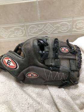 Ss-1050 Easton Stealth Boys Very Small Fully Broken In 10.5 Inch Baseball Glove Right Throw
