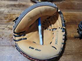 Tb22 Easton Travel Ball Boy S 32 Inch Barely Used Baseball Catchers Mitt Right Throw