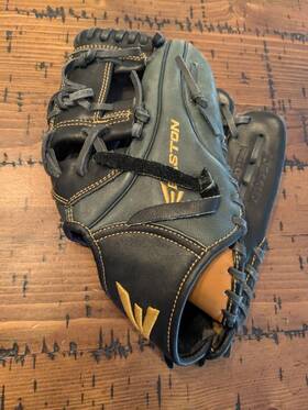X1100bky Easton Black 11 Inch Youth Baseball Glove Right Hand Throw Vg Cond B4 X1100bky Easton Black 11 Inch Youth Baseball Glove Right Hand Throw Vg Cond B4