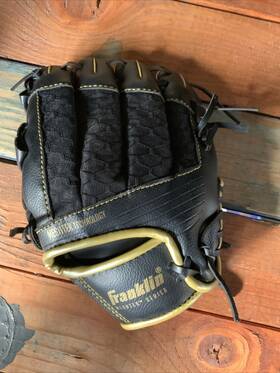 22808l Franklin 22808 Baseball Glove Mesh Tech 9.5 Inch Black Gold Youth Right Hand