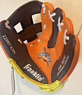 22897 Franklin Child S Baseball Glove 8 1/2 Inch Black&orange Airtech #22897 Right Throw