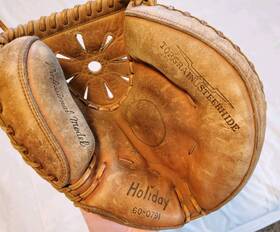 60-0791 Holiday Vtg Professional Model Steerhide Right Hand Throw Catchers Glove 60-0791 Holiday Vtg Professional Model Steerhide Right Hand Throw Catchers Glove