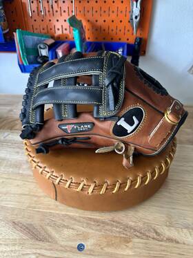 Cb1252 Louisville Slugger Pro Flare Outfield Glove Cb 1252 12.5 Inch Left Hand Throw Cb1252 Louisville Slugger Pro Flare Outfield Glove Cb 1252 12.5 Inch Left Hand Throw
