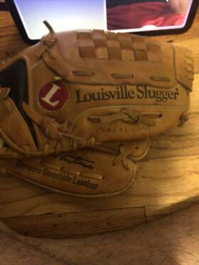 G125-1ll Louisville Slugger 13 Inch Baseball Glove Right Hand Throw G125-1ll Louisville Slugger 13 Inch Baseball Glove Right Hand Throw