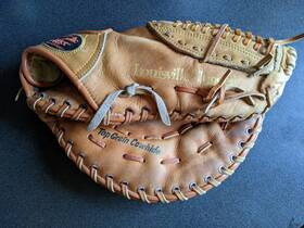 Kf3497 Louisville Slugger The Big Hook First Baseman Glove Rht Fits On Left Hand Kf3497 Louisville Slugger The Big Hook First Baseman Glove Rht Fits On Left Hand