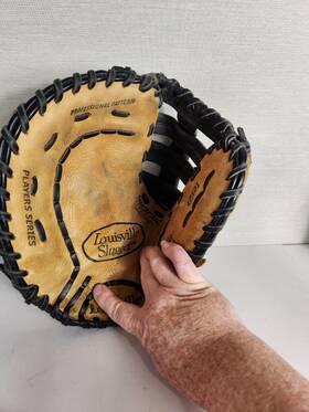 Lp101 Louisville Slugger 13 Inch First Base Mitt Right Hand / Left Throw