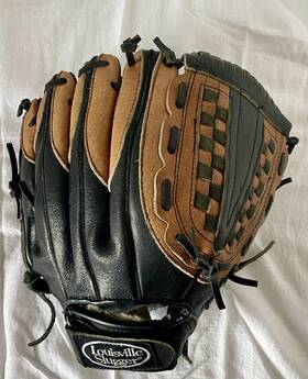 Ls1152 Louisville Slugger Genuine Steer Leather Baseball Glove 11.5 Inch Rht Bruise Guard Ls1152 Louisville Slugger Genuine Steer Leather Baseball Glove 11.5 Inch Rht Bruise Guard