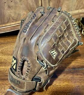Mizuno 041969573181 Mz 2002 Professional Model 12 Inch Rht Baseball Glove Power Lock And Tartan Web Mizuno 041969573181 Mz 2002 Professional Model 12 Inch Rht Baseball Glove Power Lock And Tartan Web