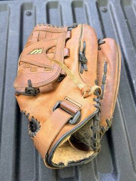 Mizuno 1gm-1101 11 Inch Leather Baseball Glove Left Hand Throw Wrist Strap