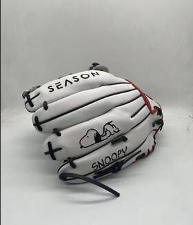 A2000 Mlb 194979101261 Peanuts Pro Stock 11.5 Inch Right Hand Throw Infield Baseball Glove Snoopy