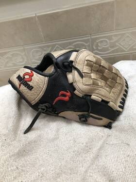 Nkk-1152 Nokona Khrome Fully Broken In 11.5 Inch Baseball Softball Glove Right Throw Nkk-1152 Nokona Khrome Fully Broken In 11.5 Inch Baseball Softball Glove Right Throw