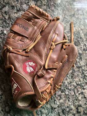 W-1200c Nokona W-1200c/l W-1200 Classic Walnut 12in American Made Very Light Use Right Hand Throw W-1200c Nokona W-1200c/l W-1200 Classic Walnut 12in American Made Very Light Use Right Hand Throw