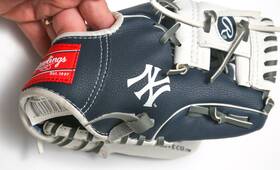 Ebll5 Rawlings 715099316481 New York Yankees Youth 10 Inch Baseball Glove White Blue Rht Ebll5 Rawlings 715099316481 New York Yankees Youth 10 Inch Baseball Glove White Blue Rht