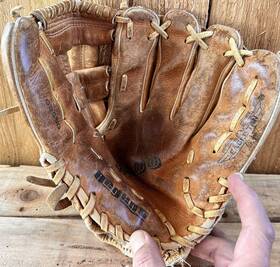 R-500 Regent 03690 Model Baseball Softball Glove 11 Inch Right Hand Throw