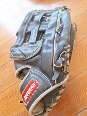 03998 Regent Field Ready Invincible 13.5 Inch Top Grain Cowhide Glove Rht Black 03998 Regent Field Ready Invincible 13.5 Inch Top Grain Cowhide Glove Rht Black