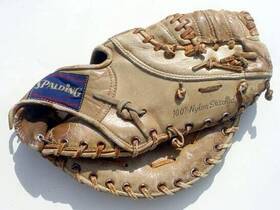 42-483 Spalding Vintage 1960s Fred Whitfield Signature Model First Baseman Glove 42-483 Spalding Vintage 1960s Fred Whitfield Signature Model First Baseman Glove
