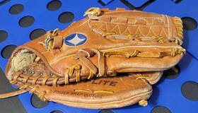 42-5347 Spalding Vintage Top Flite Pro Model Baseball Glove Rht 42-5347 Spalding Vintage Top Flite Pro Model Baseball Glove Rht