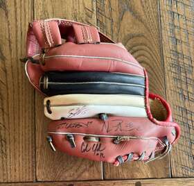 42-569 Spalding Vintage Youth Dwight Gooden Rising Star Glove Signed Muti Signatures 42-569 Spalding Vintage Youth Dwight Gooden Rising Star Glove Signed Muti Signatures