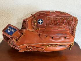42-621 Spalding Softball Supreme Competition Series Glove Leather Rht 42-621 Spalding Softball Supreme Competition Series Glove Leather Rht