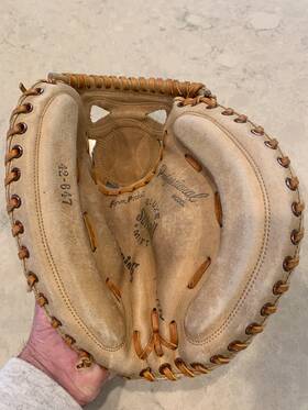 42-647 Spalding Softball Catchers Mitt 33.5 Inch Professional Model