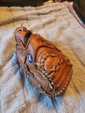 42-687 Spalding Vintage Player Series Yogi Berra Youth Catchers Glove Mitt Rht 42-687 Spalding Vintage Player Series Yogi Berra Youth Catchers Glove Mitt Rht
