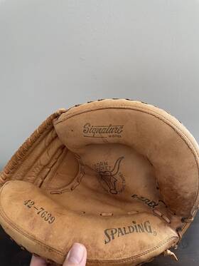 42-7639 Spalding Signature Model Catchers Mitt 32 Inch Rht Broken In Glove 42-7639 Spalding Signature Model Catchers Mitt 32 Inch Rht Broken In Glove