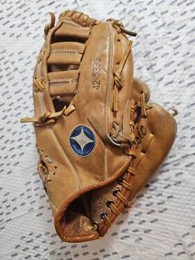 42-4335 Spalding 43-5335 Right Hand Softball Glove 42-4335 Spalding 43-5335 Right Hand Softball Glove