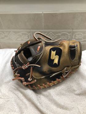 Ssa-22 Ssk Super Soft Fully Broken In Game Ready 34 Inch Softball Catchers Mitt Left Throw