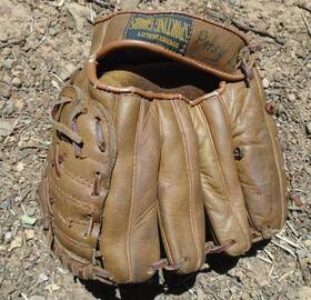 9329 Superior Quality Sporting Goods Vintage Model Baseball 10 Inch Glove Rht Made In Japan