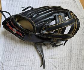 T-ball Usa 07216a T-ball T100 9 1/2 Inch Black Leather Baseball Glove Left Hand Throw Crafted