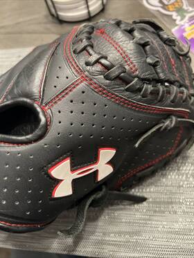 Uacm100y Under Armour Boys Small 31 Inch Baseball Catchers Mitt Right Hand Throw Uacm100y Under Armour Boys Small 31 Inch Baseball Catchers Mitt Right Hand Throw