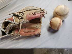 Wilson 026388007615 Monsta Web 11 Inch Rh Leather Baseball Glove And 1 Soft Ball Wilson 026388007615 Monsta Web 11 Inch Rh Leather Baseball Glove And 1 Soft Ball