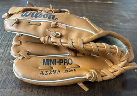 A2190 Wilson 026388421909 Mini-pro Glove Right-handed Throw Grip Tight Pocket Small 9 Inch Brown