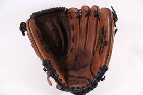 A2600 Wilson 026388426201 Demarini Us4 12-3/4 Inch Softball Glove Rht Canyon Leather Monster Web A2600 Wilson 026388426201 Demarini Us4 12-3/4 Inch Softball Glove Rht Canyon Leather Monster Web