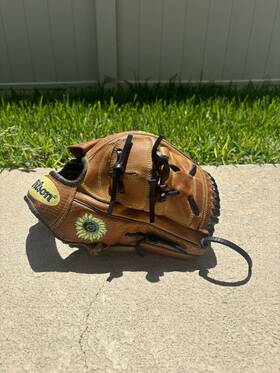 A2000 Wilson 097512689595 B2 12 Inch Pitchers Model Baseball Glove Righty Tan Color A2000 Wilson 097512689595 B2 12 Inch Pitchers Model Baseball Glove Righty Tan Color