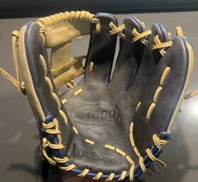 A1000 Wilson 097512721660 11.75 Inch Infield Baseball Glove Right Handed Throw
