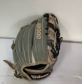 A2000 Wilson 097512882521 Grey /white 11.5 Inch Infield Baseball Glove