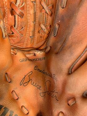 131954 Wilson Vintage Bruce Sutter Autograph Model Baseball Mitt Rh Throw