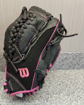 Wilson 887768117382 Girls Leather Baseball Glove Fast Pitch 11.5 Inch Pink Black Wilson 887768117382 Girls Leather Baseball Glove Fast Pitch 11.5 Inch Pink Black