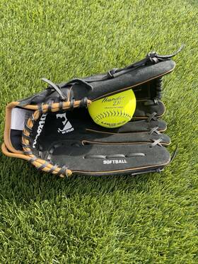 A350 Wilson 887768796013 14 Inch Softball Glove Black Basket Web Genuine Leather Adult Rgt